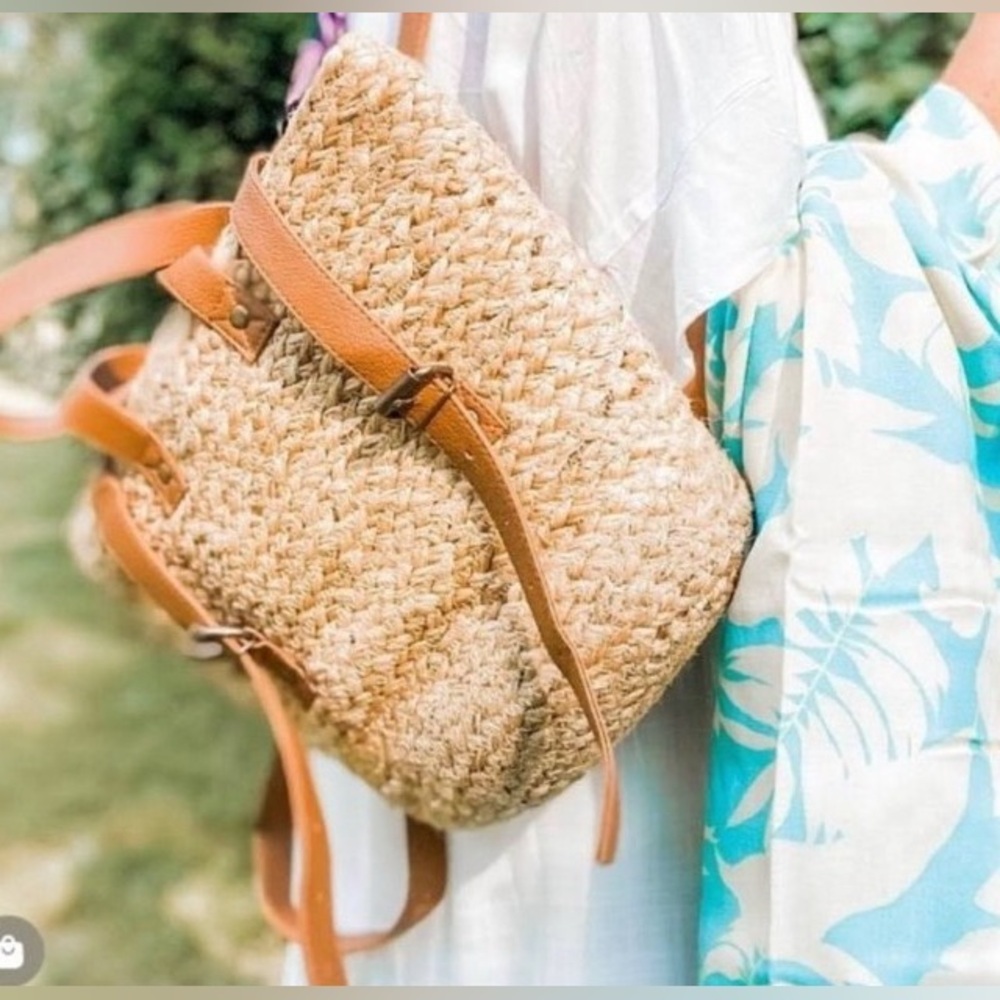 Chic Tan Straw Backpack with Leather Straps